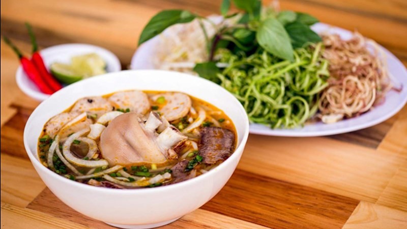 Tô bún giò heo nóng hổi, đậm đà, là một công thức cách nấu nước bún đơn giản được yêu thích