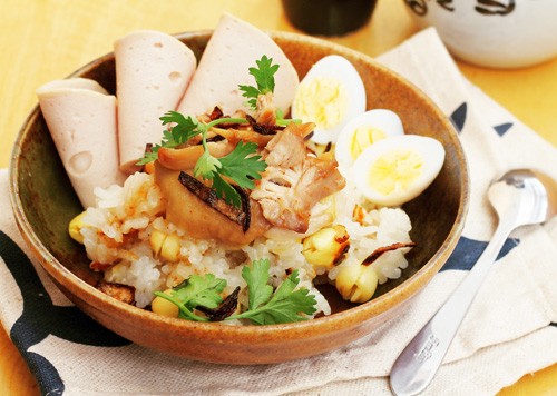 Xôi gà hạt sen với nhiều topping hấp dẫn
