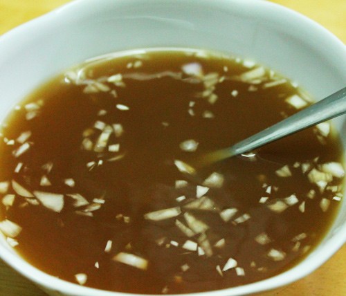 Pha nước sốt đặc trưng cho xôi gà hạt sen
