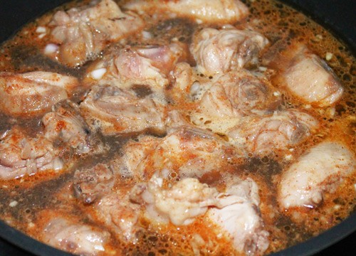Kho thịt gà với nước sốt cho món xôi gà hạt sen