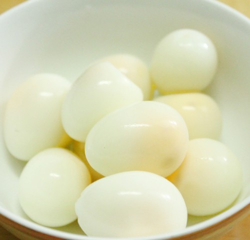 Trứng cút luộc và chả lụa ăn kèm xôi gà hạt sen