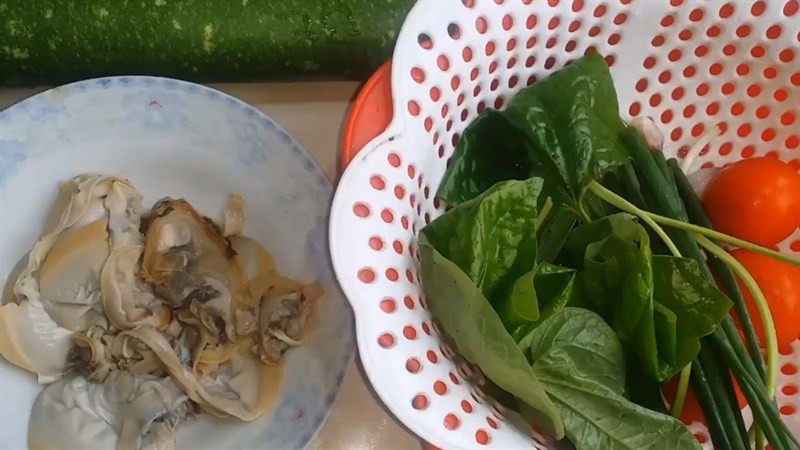 Các nguyên liệu tươi sống cho món canh trai bầu mồng tơi bổ dưỡng