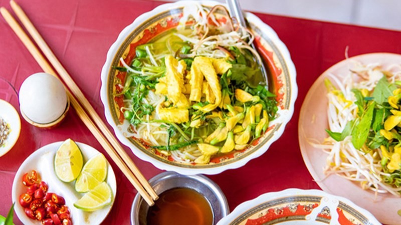 Tô bún cá Châu Đốc vàng óng, thơm lừng mùi mắm, minh họa cách nấu nước bún đơn giản với hương vị độc đáo