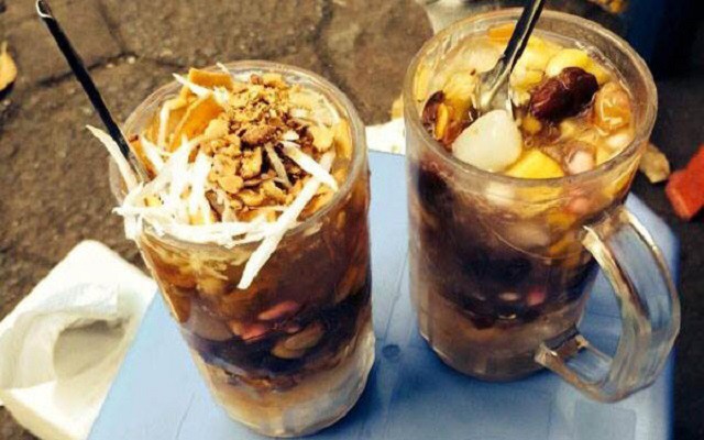 Chén chè thập cẩm đầy màu sắc, kết hợp nhiều loại đậu và topping, hướng dẫn cách nấu chè ngon.