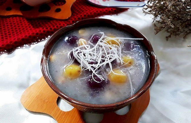 Chè khoai lang dẻo với viên khoai mềm mịn, nước cốt dừa béo thơm, là món chè ngon được yêu thích.