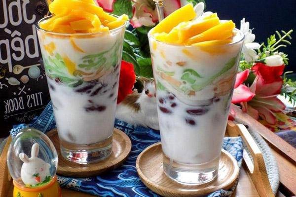 Ly chè Thái chuẩn vị với trái cây tươi, thạch và sầu riêng, hướng dẫn cách nấu chè ngon tại nhà.
