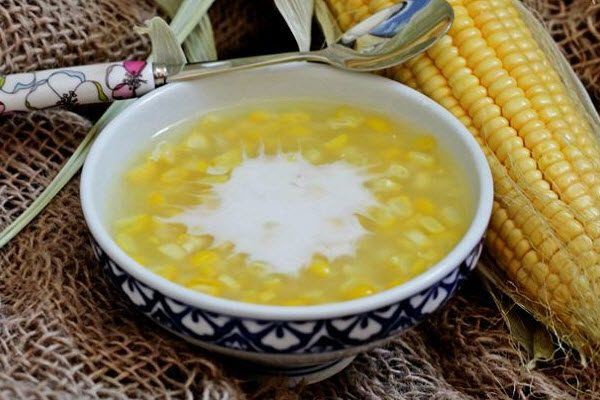 Bát chè bắp nước cốt dừa vàng óng, thơm ngọt, là món chè đơn giản mà ngon.
