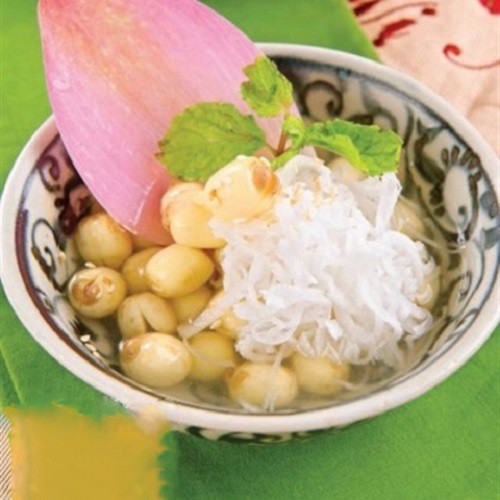 Chè hạt sen thanh mát, ngọt dịu, là một trong những công thức nấu chè giải nhiệt.