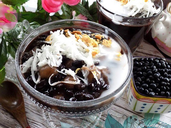 Món chè đậu đen truyền thống với hạt đậu mềm dẻo, ngọt thanh, công thức nấu chè dễ làm tại nhà.