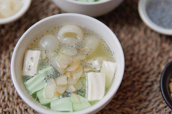 Chén chè khúc bạch thanh mát với thạch mềm tan và trái cây tươi, công thức nấu chè đơn giản.