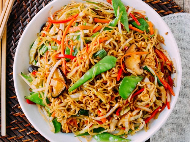 Mì xào thập cẩm đầy màu sắc với rau củ và thịt, biến tấu cách nấu mì tôm ngon cho bữa sáng