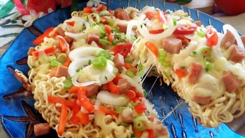 Pizza mì tôm độc đáo với xúc xích và phô mai, công thức cách nấu mì tôm ngon cho bữa sáng sáng tạo