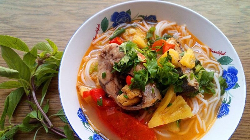 Tô bún cá thu tươi ngon, nước dùng trong veo, thể hiện cách nấu nước bún đơn giản và bổ dưỡng
