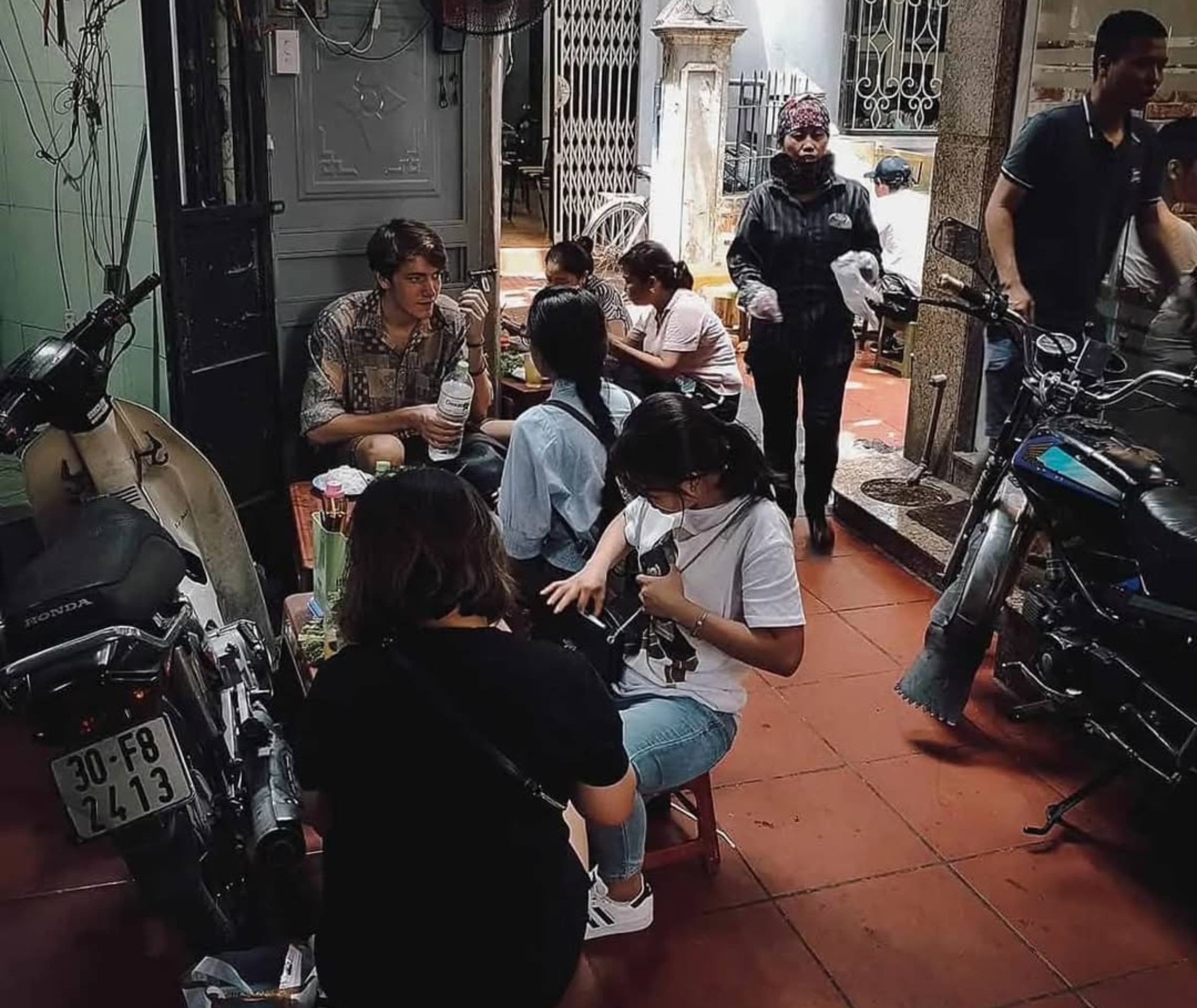 Không khí ăn uống đường phố tấp nập, một phần không thể thiếu của trải nghiệm ẩm thực