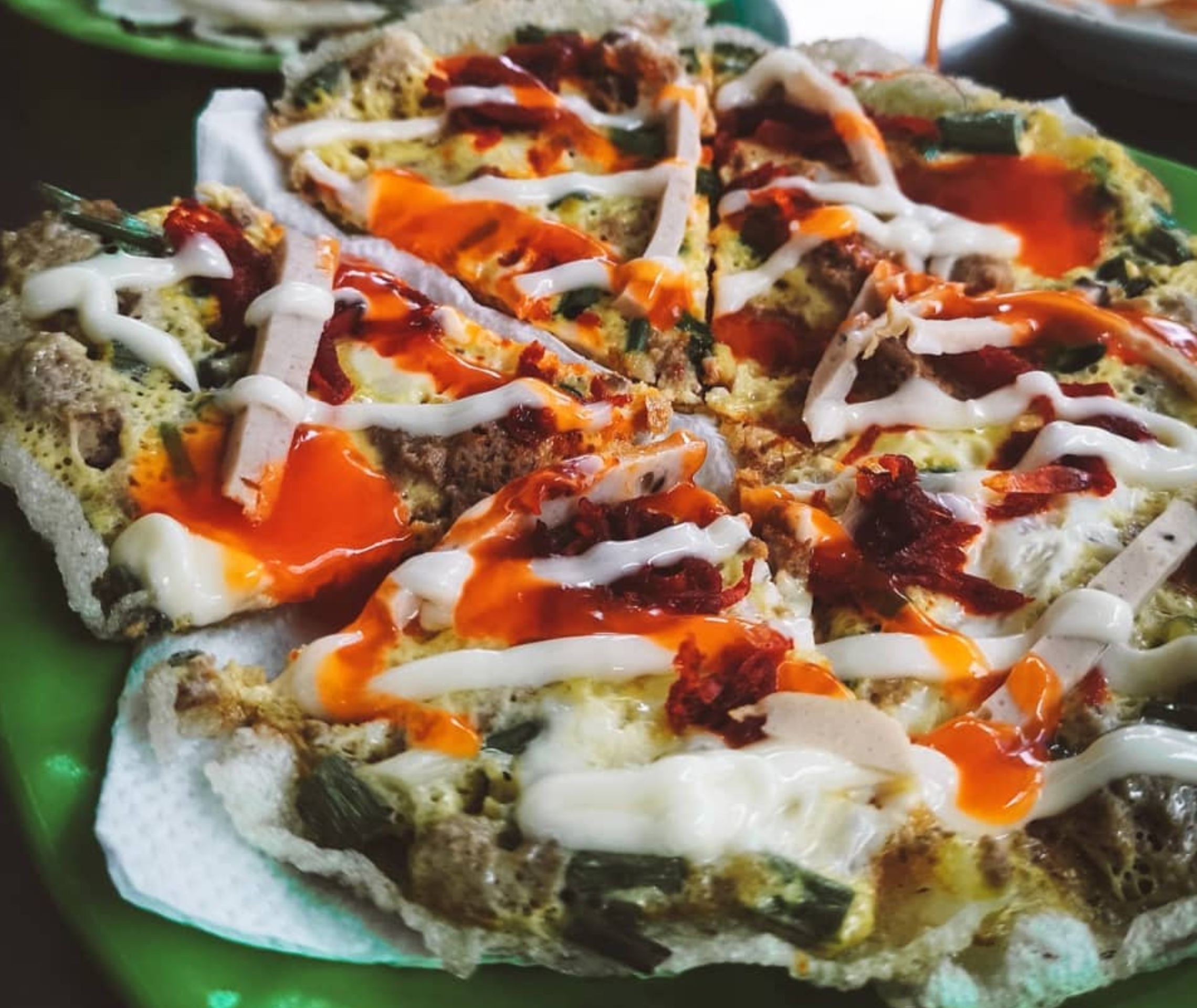 Bánh tráng nướng trứng thơm lừng, một ví dụ về món ăn vặt sáng tạo