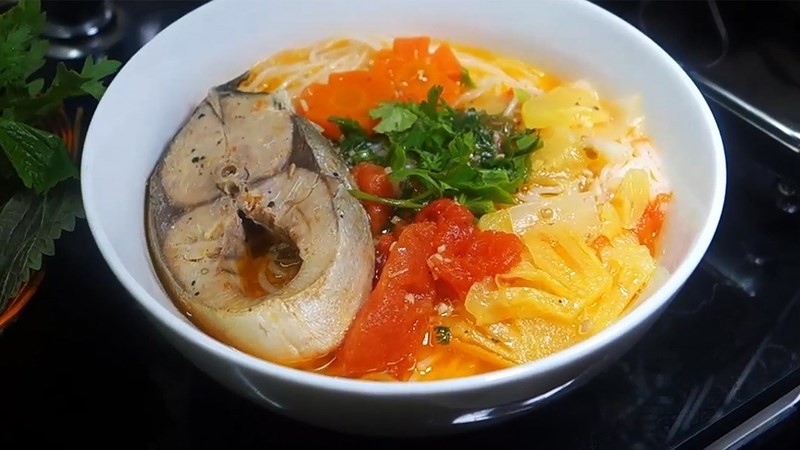Tô bún cá cam Đà Nẵng với nước dùng chua thanh, minh họa cách nấu nước bún đơn giản từ cá