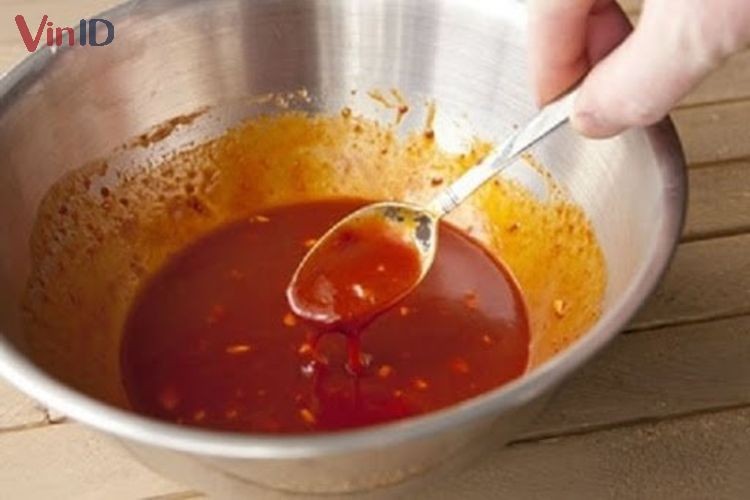 Nước sốt cay đậm đà là yếu tố quan trọng trong cách nấu lẩu bánh gạo Hàn Quốc