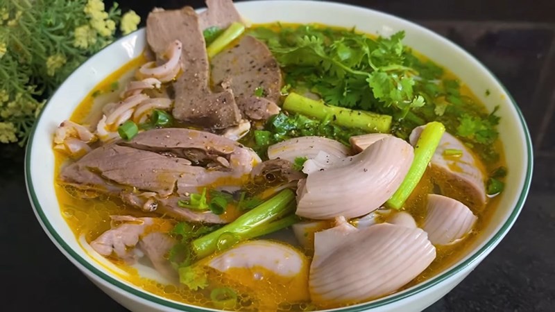 Tô bún lòng lợn đầy đặn, ấm nóng, một công thức cách nấu nước bún đơn giản nhưng đậm đà