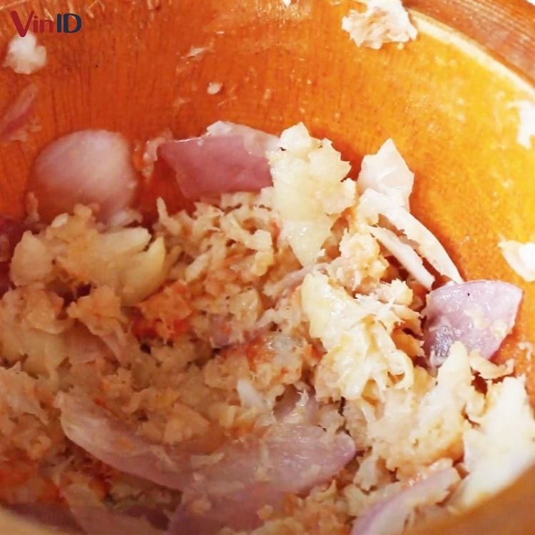 Giã nhuyễn tôm khô cùng hành tỏi