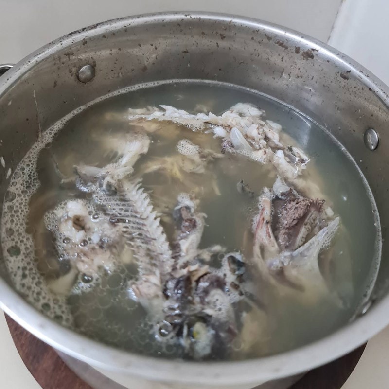 Luộc cá rô và gỡ thịt cẩn thận để nấu canh