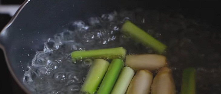 Nấu nước siro sả cho nước chanh sả hạt chia