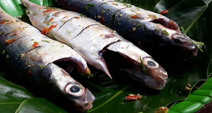 Ướp cá bạc má với gia vị đậm đà trước khi kho cà chua