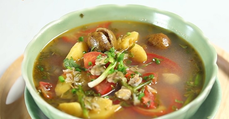 Bát canh ngao dứa thành phẩm, màu sắc tươi sáng và hương vị chua ngọt hài hòa
