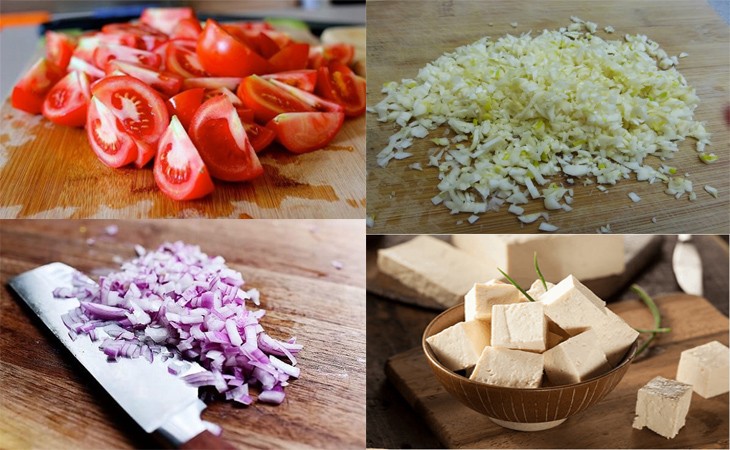Cà chua và đậu hũ được thái lát, chuẩn bị cho nồi lẩu