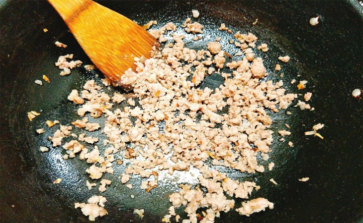 Nồi lẩu cá kèo rau đắng đang sôi, sẵn sàng để nhúng rau và cá