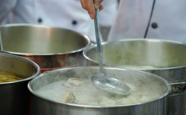 Cà chua được xào cùng hành tỏi để tạo màu và vị cho nước lẩu