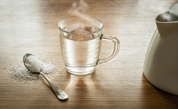 Cá kèo được nhúng nước nóng để làm sạch nhớt