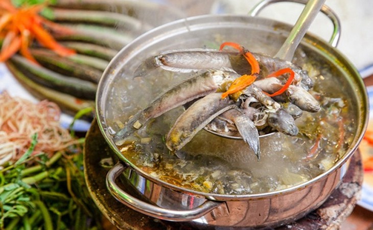 Nồi lẩu cá kèo lá giang đang sôi với lá giang và cá kèo