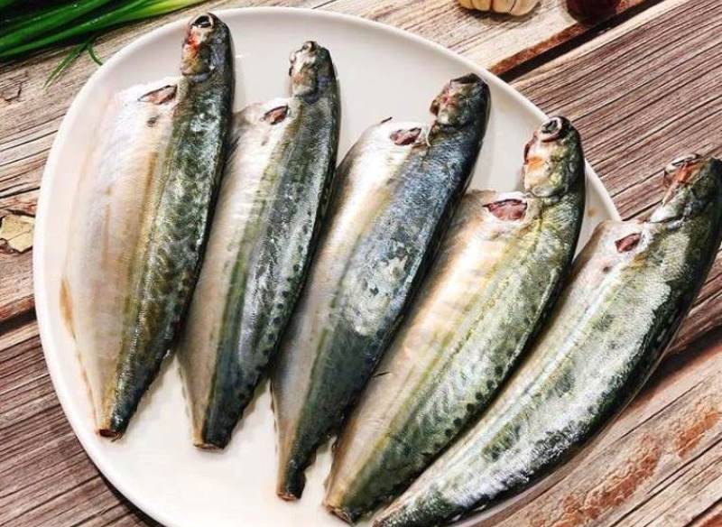 Sơ chế cá bạc má và cắt cà chua múi cau chuẩn bị cho món kho