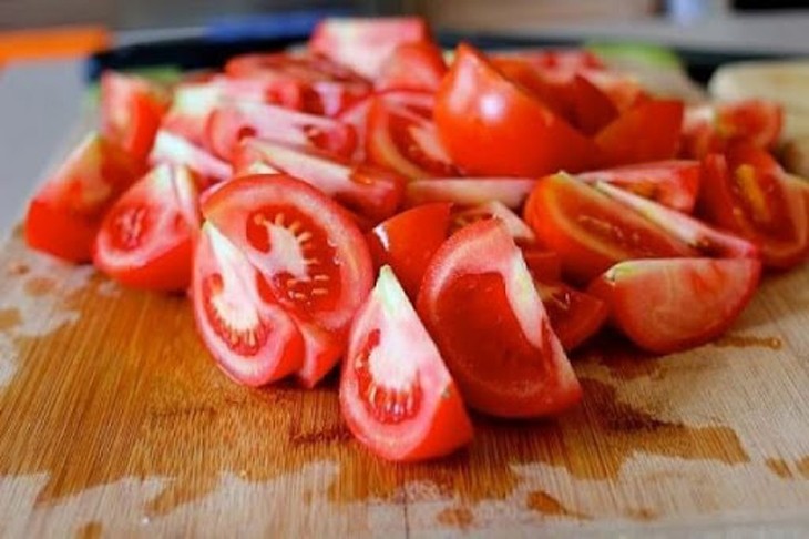 Thái hành lá và ớt hiểm để tăng hương vị cho cá bạc má kho cà chua
