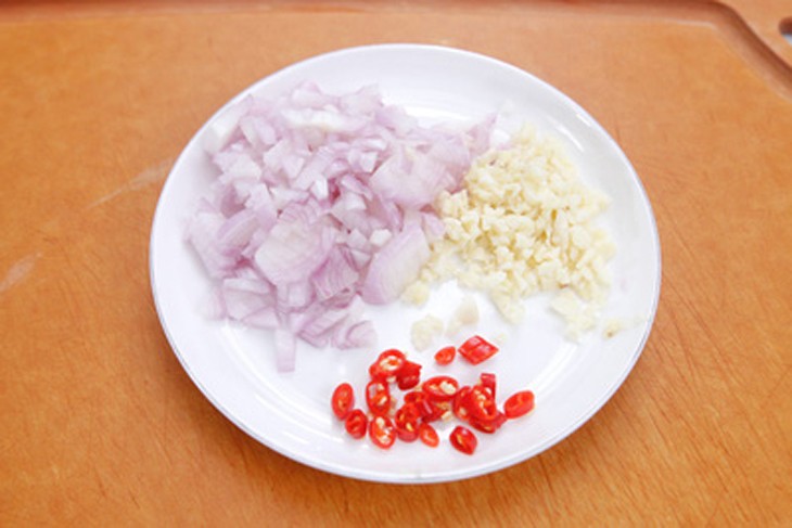 Băm nhuyễn hành tím và tỏi để ướp cá bạc má kho cà chua