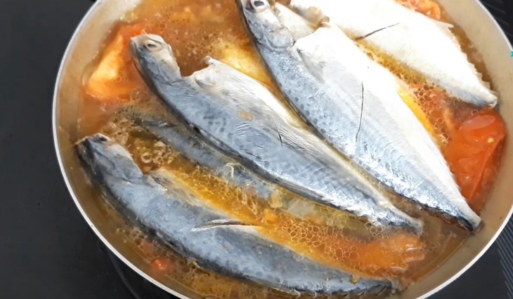 Kho cá bạc má với cà chua ở lửa nhỏ cho cá thấm vị và sốt sệt lại