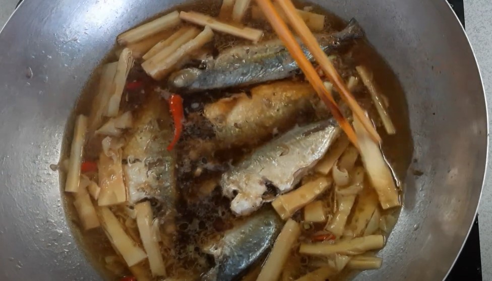 Quá trình kho cá bạc má với măng trong nồi đất cho món ăn đậm đà
