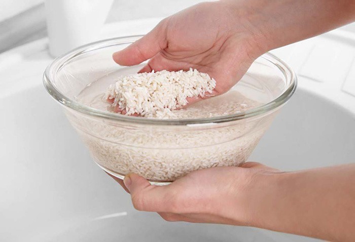 Cách vo gạo nếp nhẹ nhàng để hạt không vỡ khi nấu cơm nếp bằng nồi cơm điện