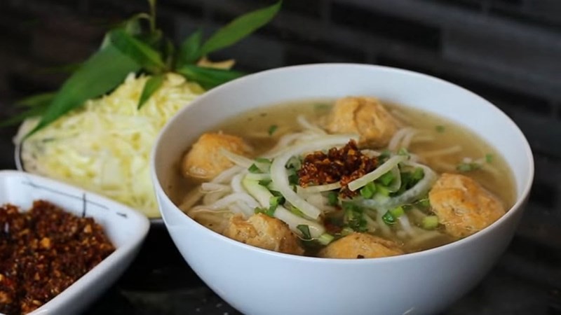 Tô bún chả cua Huế với chả cua tròn ú, đặc trưng, cho thấy cách nấu nước bún đơn giản với hải sản