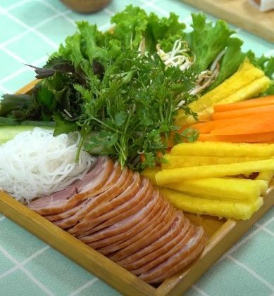Phở cuốn chân giò hun khói, một biến tấu hấp dẫn khác