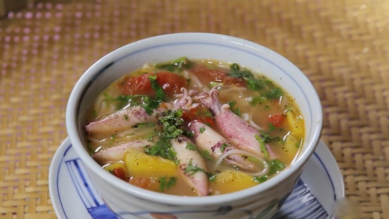 Tô bún mực Phú Yên với mực cơm tươi và nước dùng chua ngọt, một ví dụ về cách nấu nước bún đơn giản và hấp dẫn