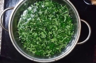 Quy trình cách nấu lá trầu không súc miệng được minh họa, cho thấy sự đơn giản và dễ thực hiện của phương pháp dân gian này tại nhà.