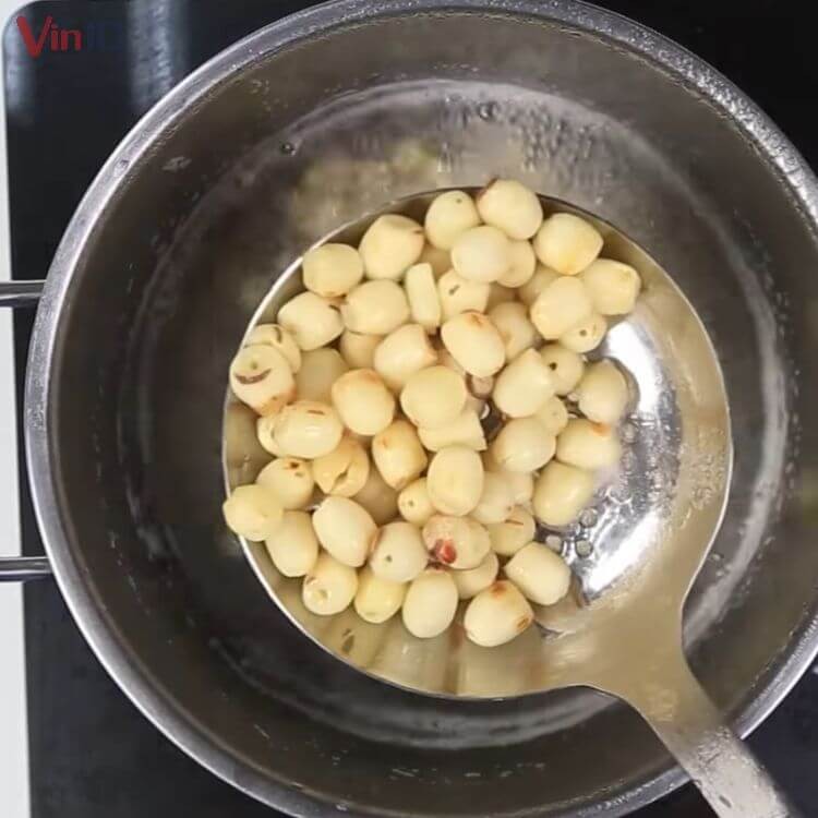Hạt sen và gạo nếp đã ngâm nước lá dứa, sẵn sàng cho công đoạn hấp, thể hiện cách nấu xôi lá dứa thơm bổ dưỡng