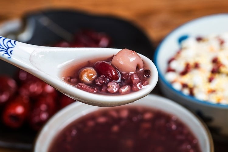 Món chè đậu đỏ hạt sen thanh mát, bí quyết nấu đậu mau mềm giữ trọn vị ngon