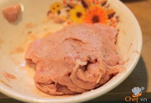 Chuẩn bị mọc bằng cách quết nhuyễn cùng hành và tiêu, hành tây được thái sẵn