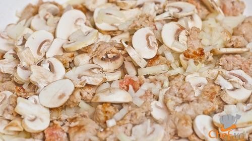 Xào hành tây và nấm cùng xúc xích, chuẩn bị các bước nấu trứng đúc thịt