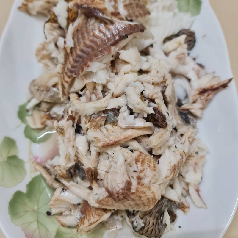 Sơ chế cá rô sạch sẽ trước khi luộc để nấu canh rau ngót