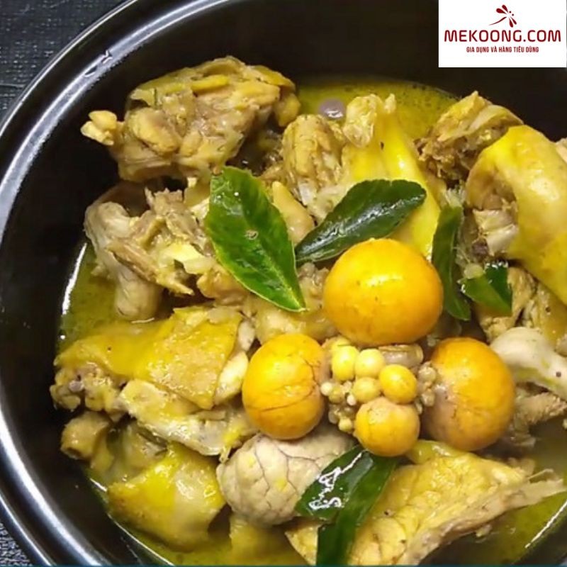 Nồi xáo gà đang được nấu trên bếp, nước dùng sánh vàng