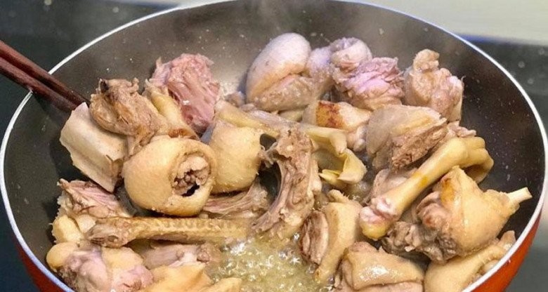 Xào thịt vịt trên bếp cho săn lại trước khi hầm măng