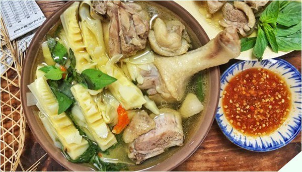 Vịt nấu măng tươi chấm nước mắm gừng là món ăn ngon đậm đà